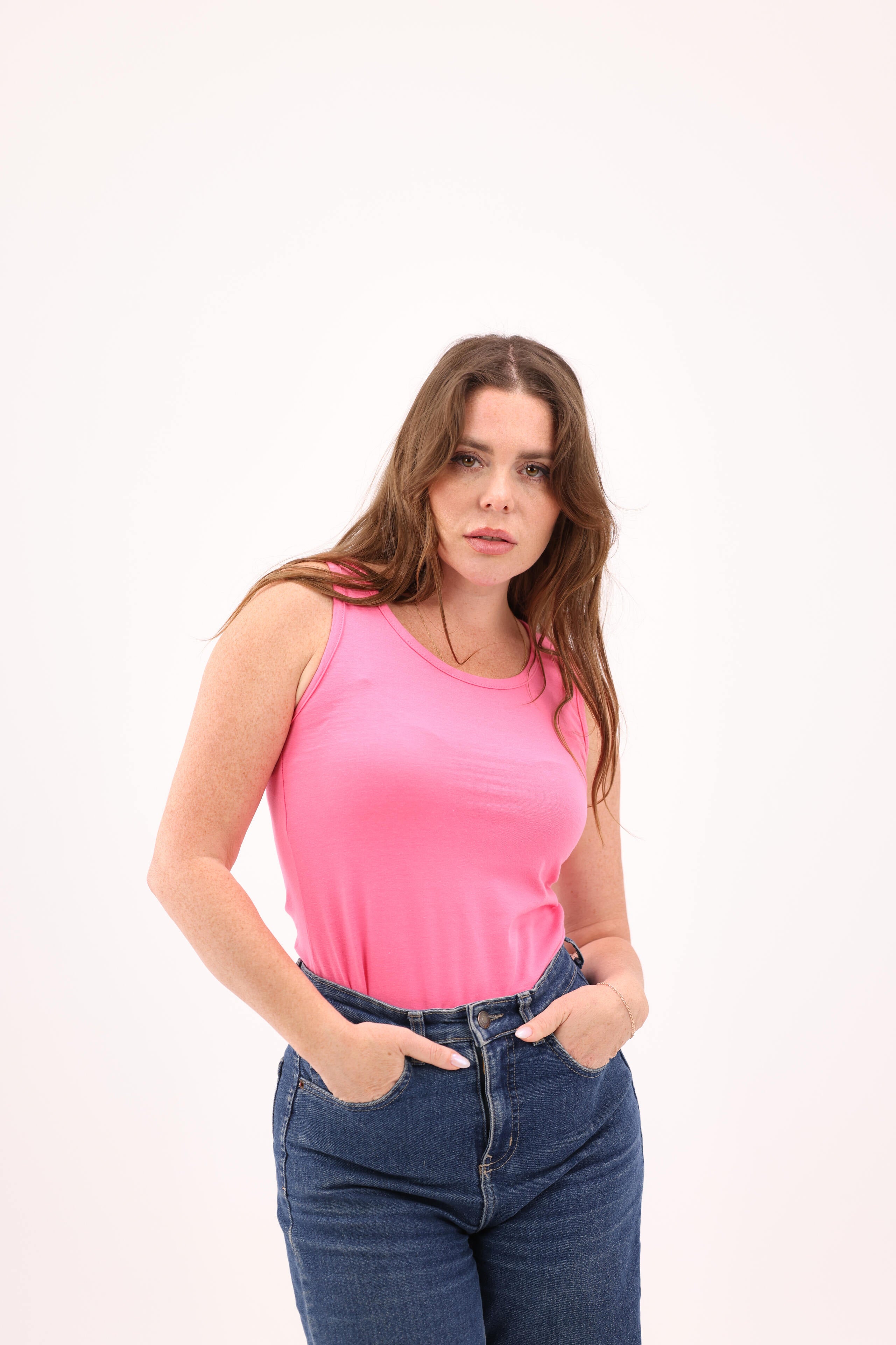 قمصان نسائية بدون أكمام